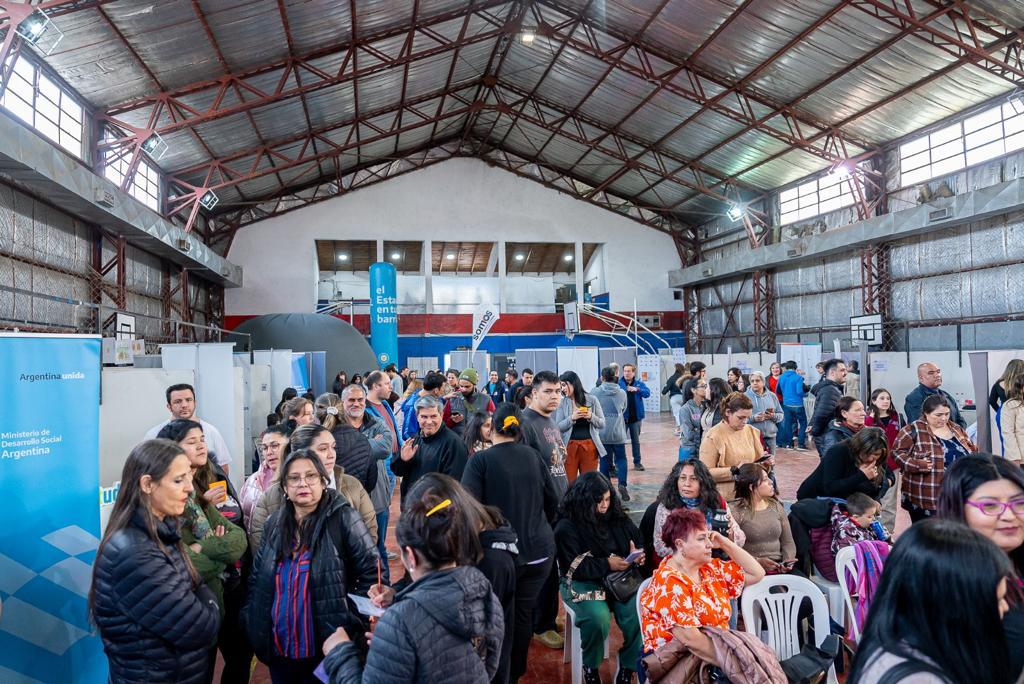 Vecinos visitan estands de El Estado en tu Barrio junto a Emprender. Vecinos visitan estands de El Estado en tu Barrio junto a Emprender.