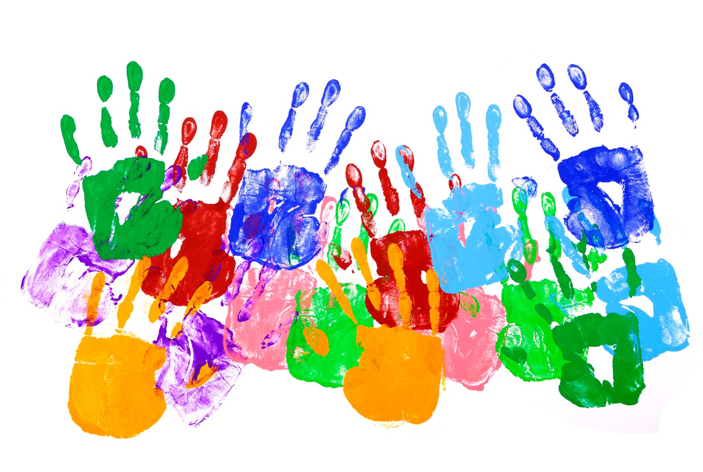 Imagen de la palma de la mano, de niños y niñas, con diferentes colores de pintura, sobre una superficie blanca.