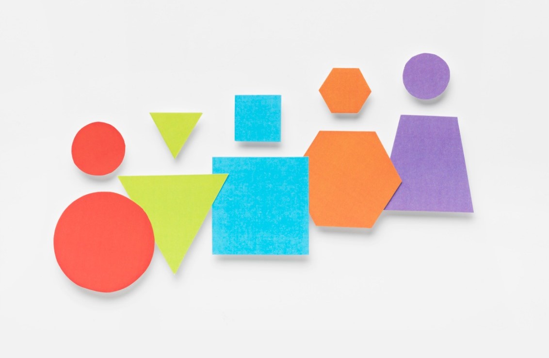 Icono de personas, representados por diferentes formas geométricas y colores. 