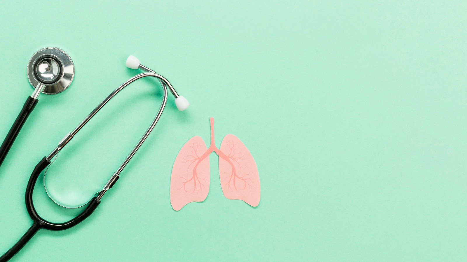 Imagen de un estetoscopio y una figura recortada que representa los pulmones.