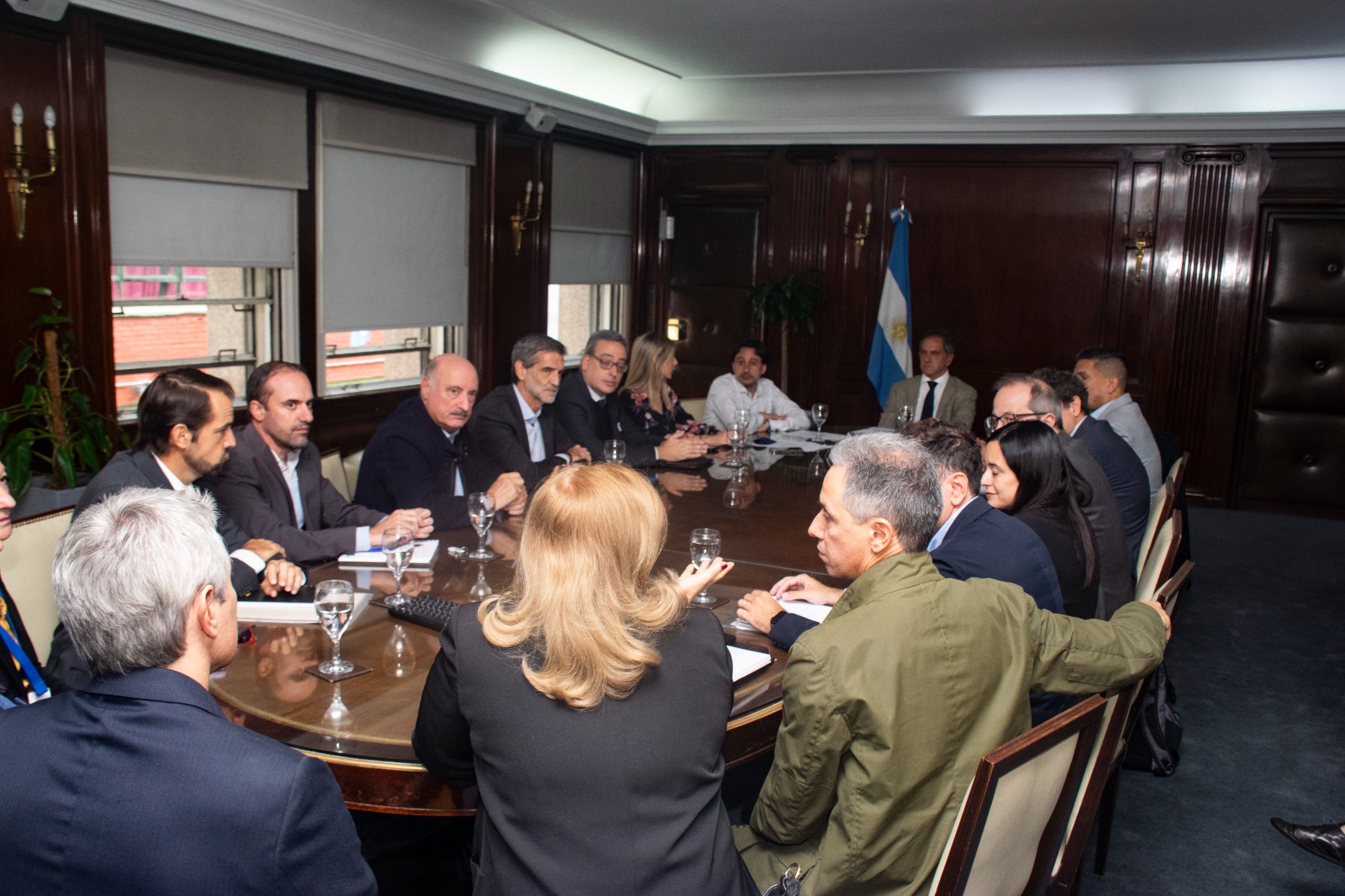 Daniel Scioli junto a los integrantes de C&aacute;mara de la Industria del Neum&aacute;tico