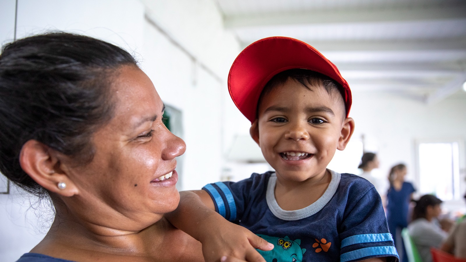 Madre mirando a su hijo en brazos. Madre mirando a su hijo en brazos.