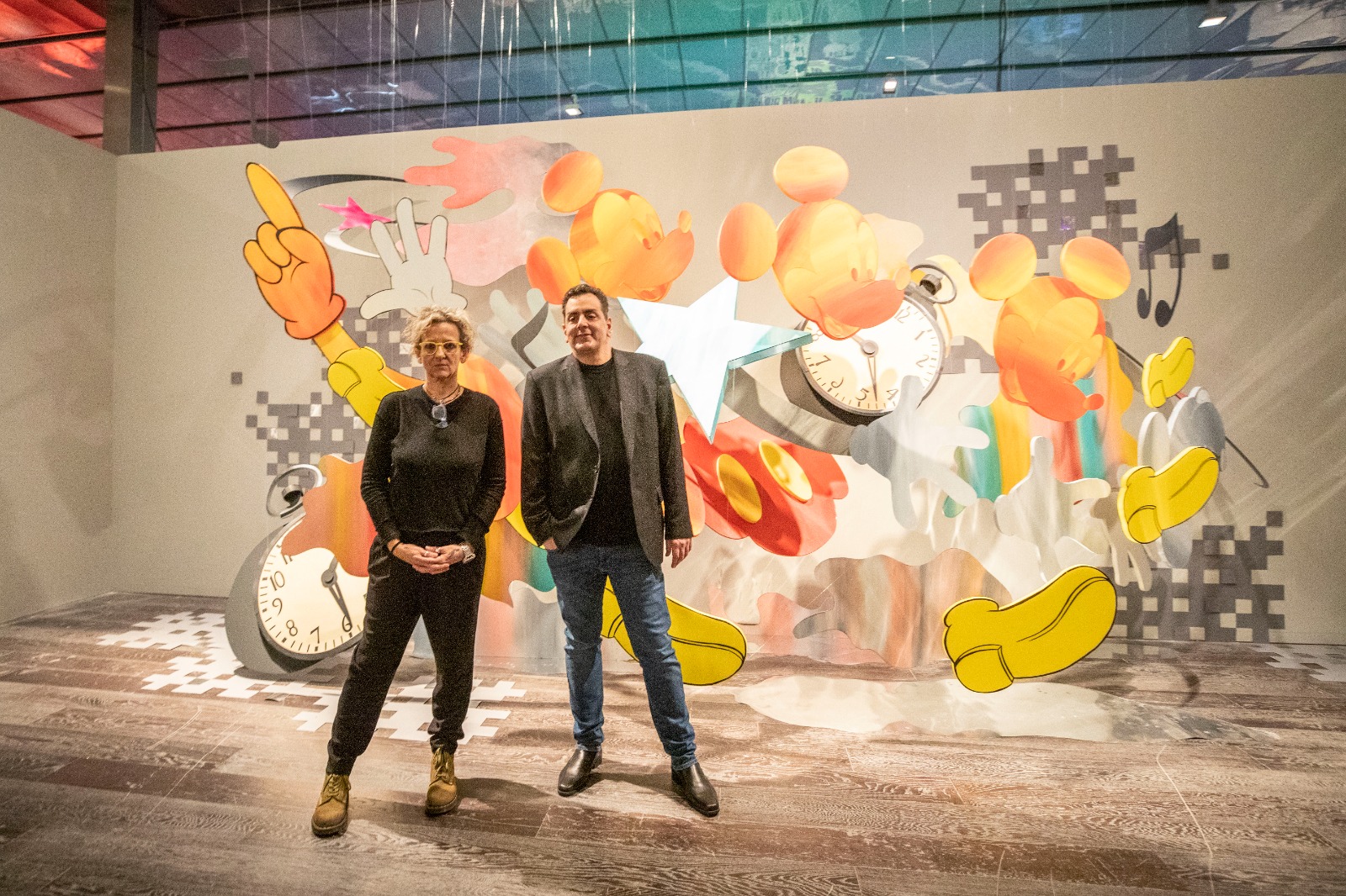 Valeria Ambrosio y Leonadro Cifelli durante la inauguración de "Mickey, todo comenzó con un ratón"