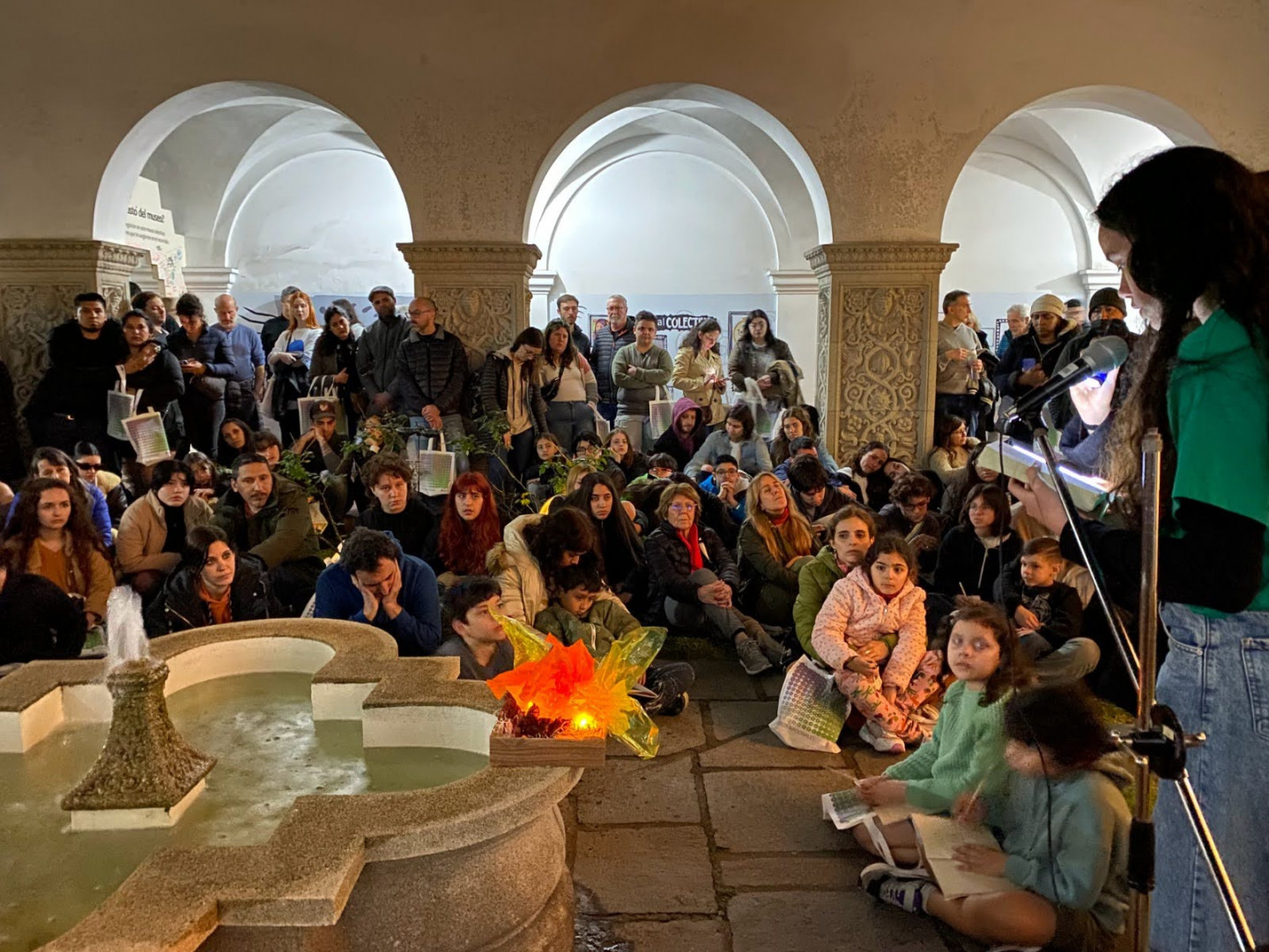 Público atento en la actividad de lectura organizada en la Noche de los Museos 2023