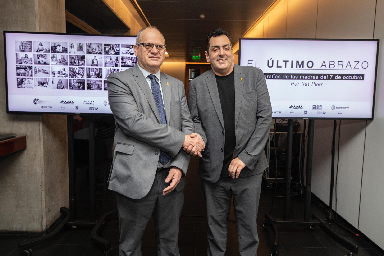 El Embajador del Estado de Israel en Argentina, Eyal Sela, y el secretario de Cultura, Leonardo Cifelli, durante la inauguración en el Palacio Libertad
