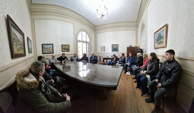 Autoridades de la Secretaría de Cultura y Fundación El Libro con referentes de bibliotecas populares de Bahía Blanca.