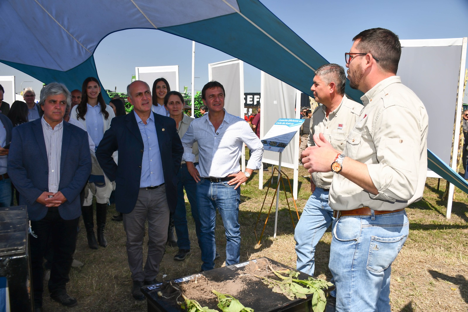 Visita de autoridades al stand de Expo AgroSur