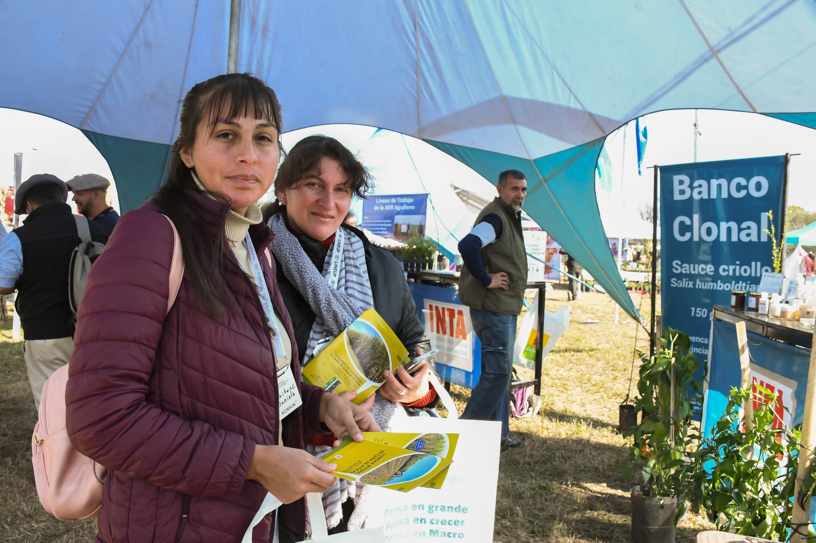 Visitantes en el stand institucional en Expo AgroSur