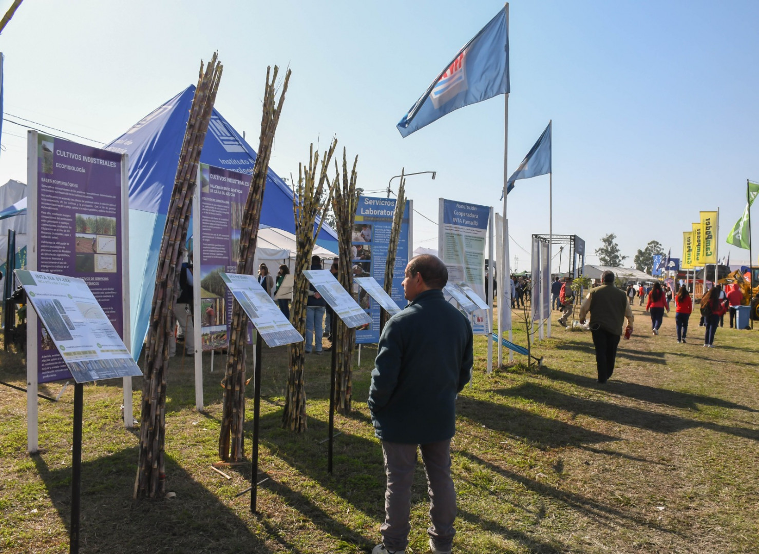 Visitantes de la muestra en el stand de INTA
