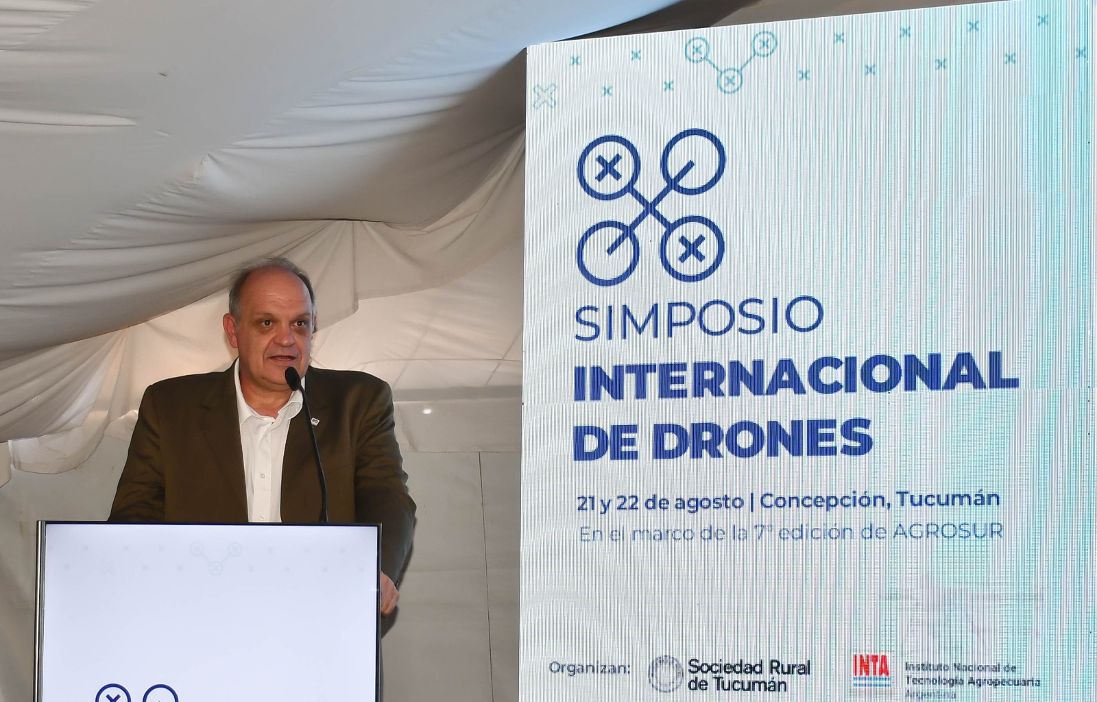El presidente del INTA, Ing. Nicolas Bronzovich, en el simposio de drones
