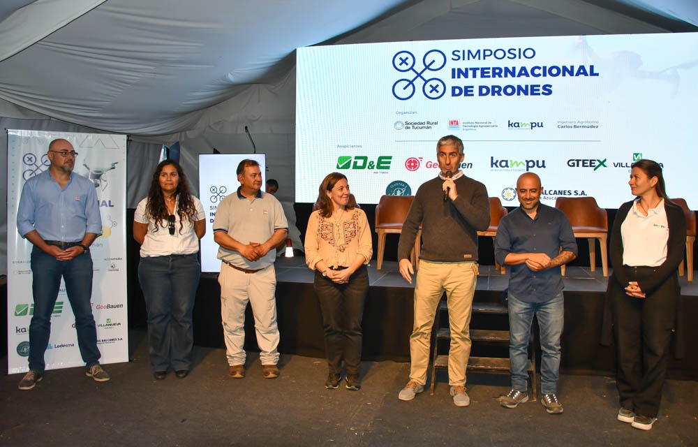 Organizadores en el cierre del 1° Simposio internacional de drones