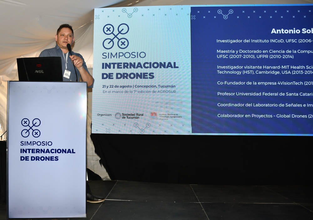 Antonio Sobieranski de la Universidad Federal de Santa Catarina (Brasil) en su conferencia magistral 