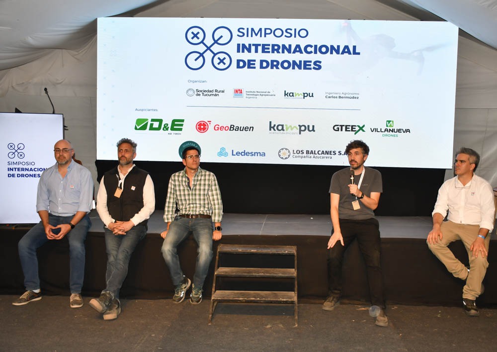 Disertantes del bloque “Explorando la Precisión: Aplicaciones de Drones” en el simposio