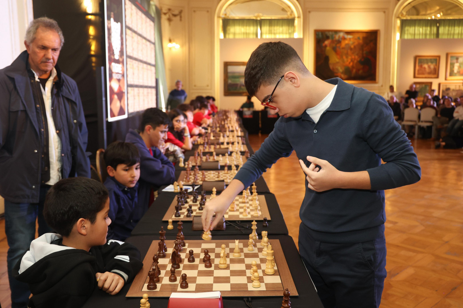 Faustino Oro durante una exhibición de partidas simultáneas en Tigre