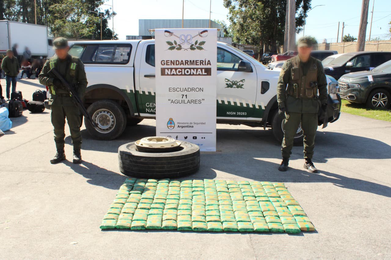 Hallazgo de hojas de coca en la rueda de auxilio